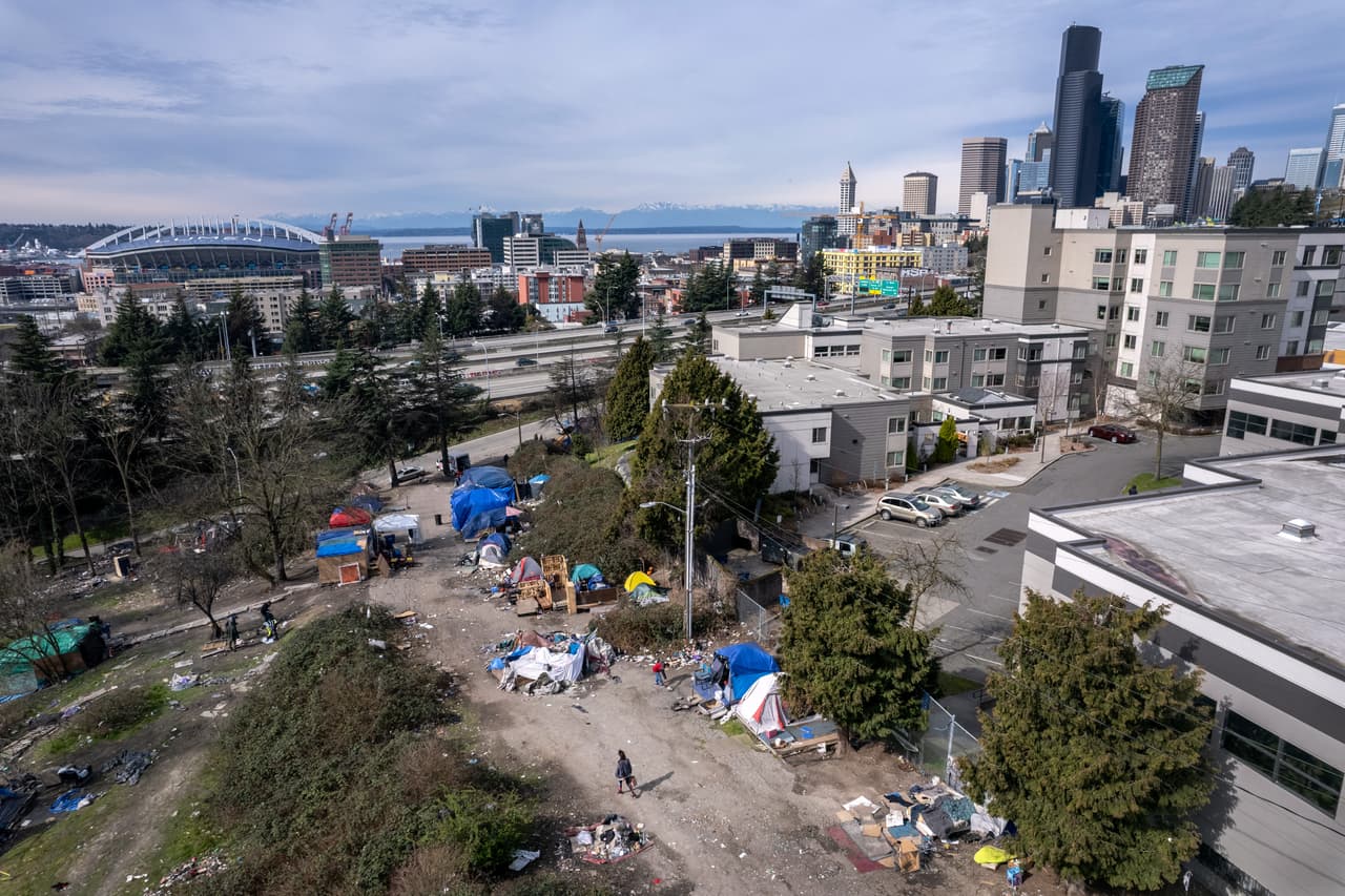 <h3 class="cms-H3-H3">3.<b> </b>Seattle, Washington</h3>
<br>
<br>▪️ 
<b>Población sin hogar: </b>13,368
<br>
<br>▪️ 
<b>Tasa de desamparados:</b> 18.2 por cada 1,000 habitantes 
<br>
<br>▪️
<b> Cambio porcentual entre 2020 y 2022:</b> Aumentó en 14%