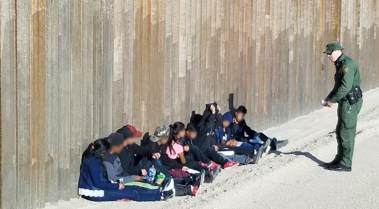 Más de 45 de estos inmigrantes, eran menores no acompañados. Los cuales, son procesados y refugiados en el centro de detención de la patrulla fronteriza en Tucson. 62 guamaltecos, 39 de ellos menores no acompañados, 14 menores no acompañados de Honduras, 13 inmigrantes de Nicaragua, 3 de ellos menores no acompañados y un menor no acompañado de El Salvador.
