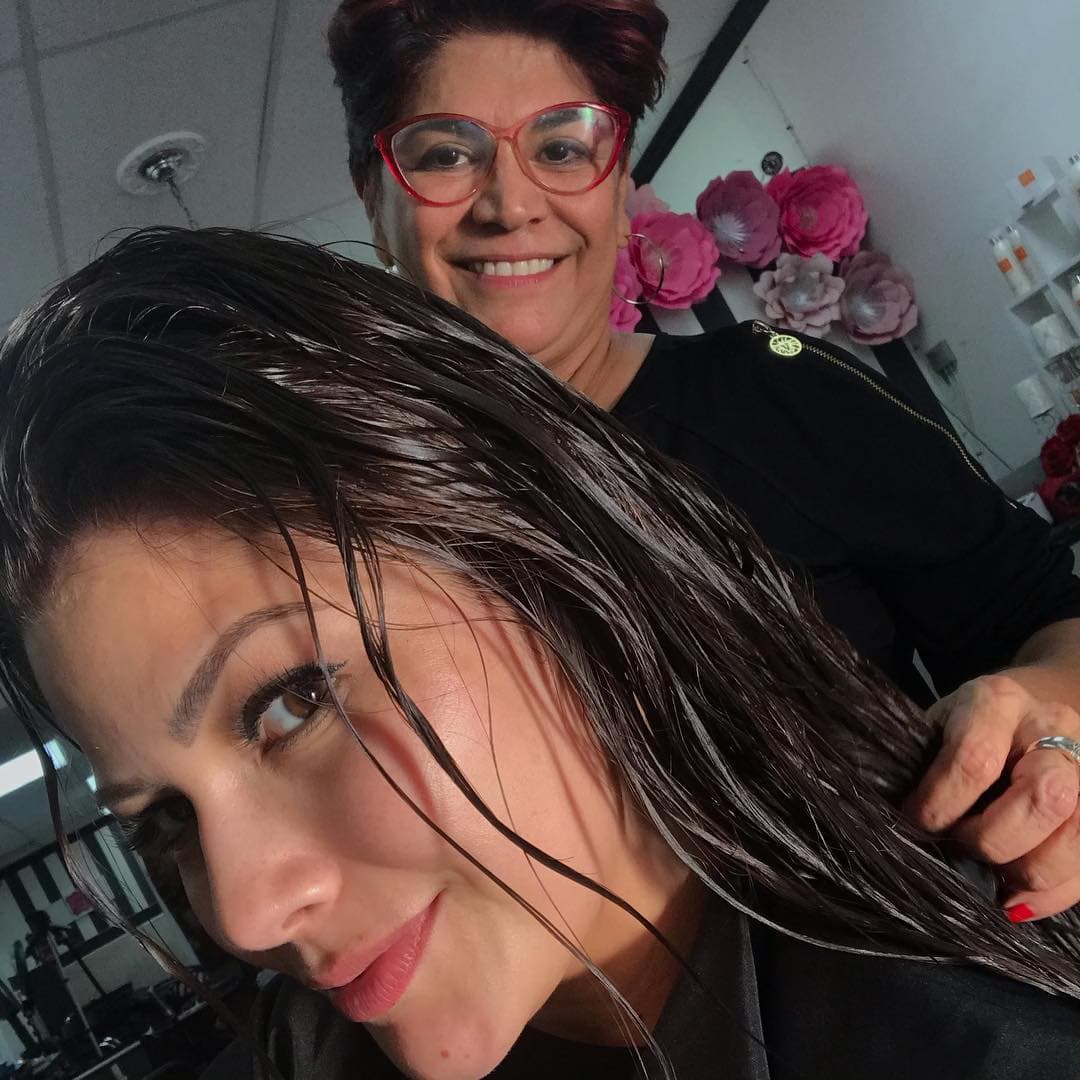 Esta semana Ana visitó el salón de la señora María Goretti para hacerse un retoque de color en el cabello.