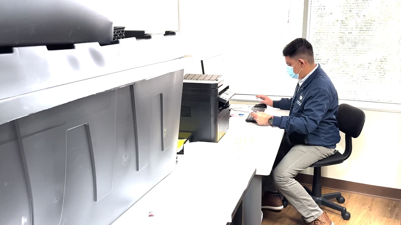 Los salvadoreños en el exterior podrán solicitar sus partidas ya sea de nacimiento, matrimonio e incluso divorcio a través de una plataforma 
<b><a href="https://simple.sv/" target="_blank">Simple.SV</a></b>, a través de la cual los connacionales podrán crear su usuario con su DUI y llenar los datos que se le piden.