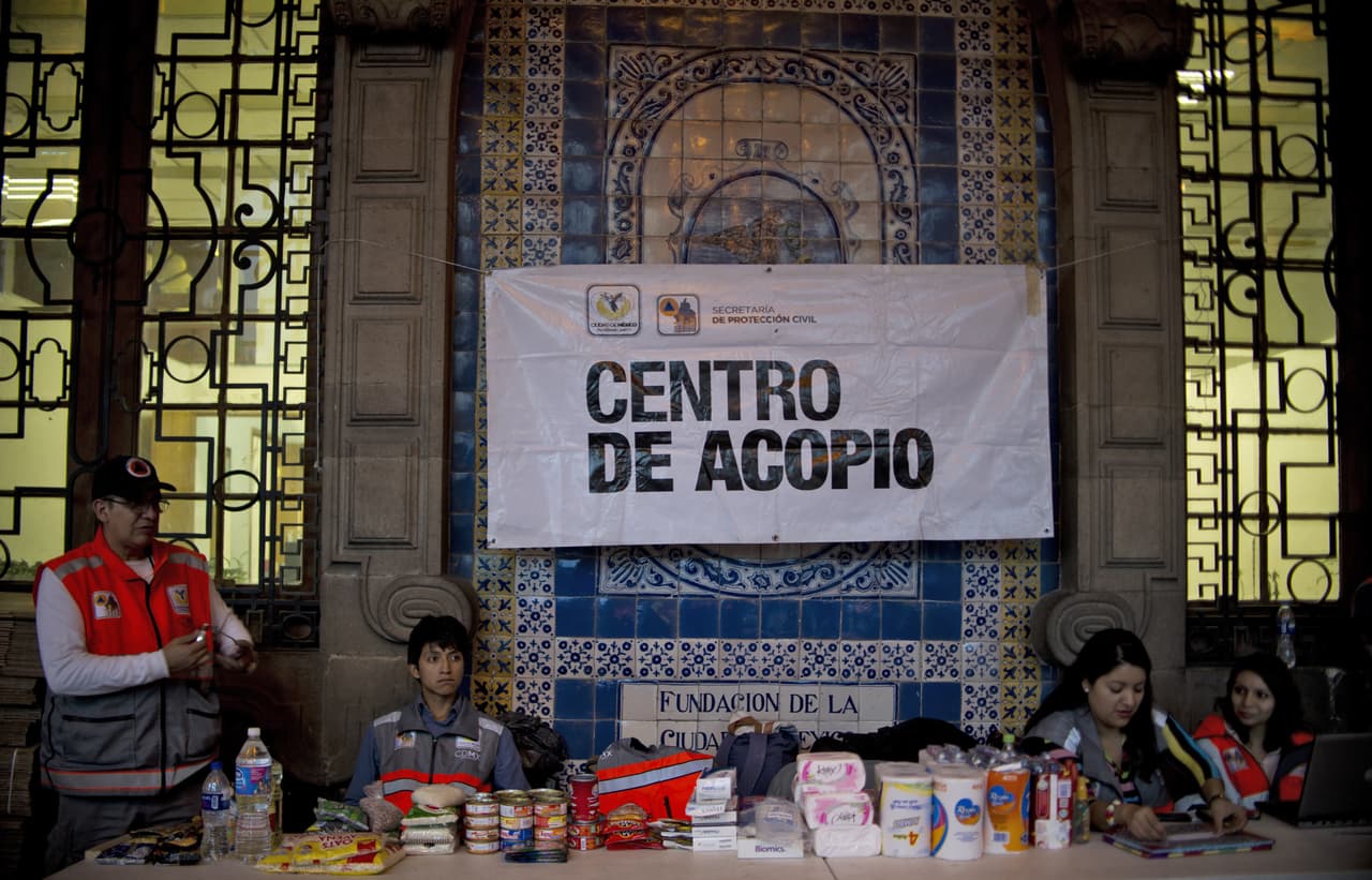 En la plaza de El Zócalo se instaló un centro de acopio para asistir a los damnificados por el fenómeno.