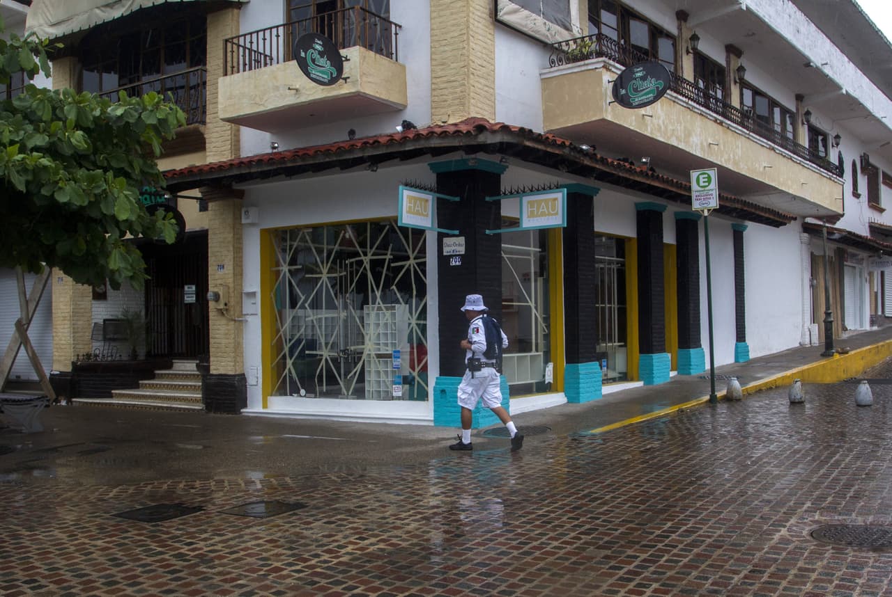 La policía local de Puerto Vallarta también participa en el dispositivo de alerta.