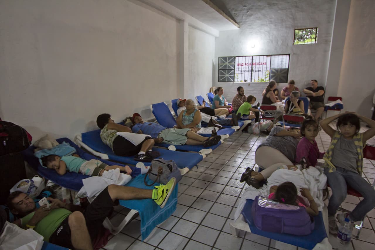 Esperando que pase el temporal desde un albergue.