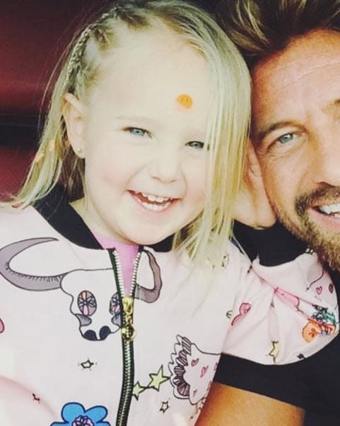 Esta pequeñita es Alexa Miranda, la hija menor de Gabriel, ella tiene cuatro años y ya demostró que podría seguir los pasos de sus padres en el mundo del entretenimiento.