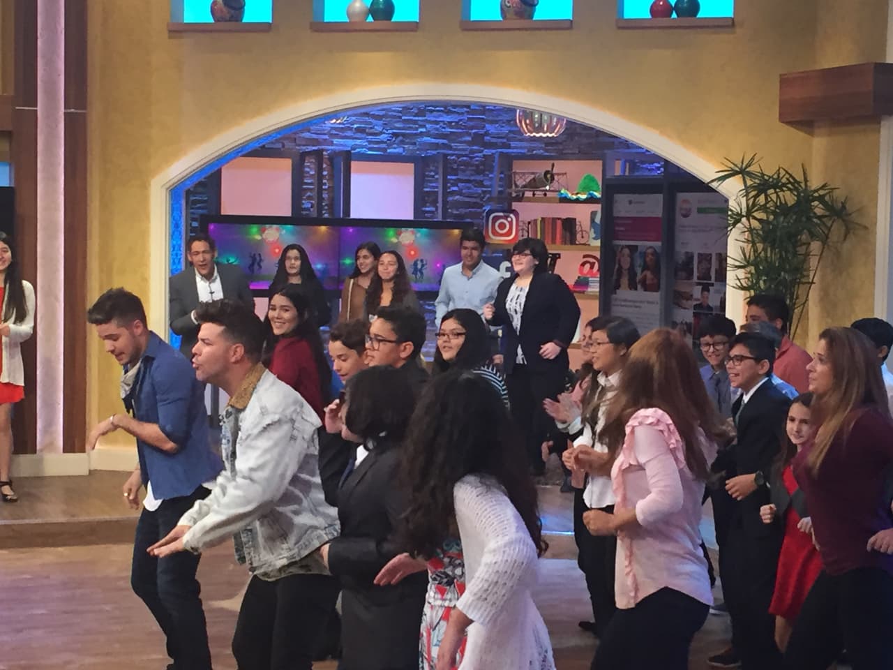 Y como es 'Cachi Viernes' todos en casita saltaron a la pista para sacudir la polilla.