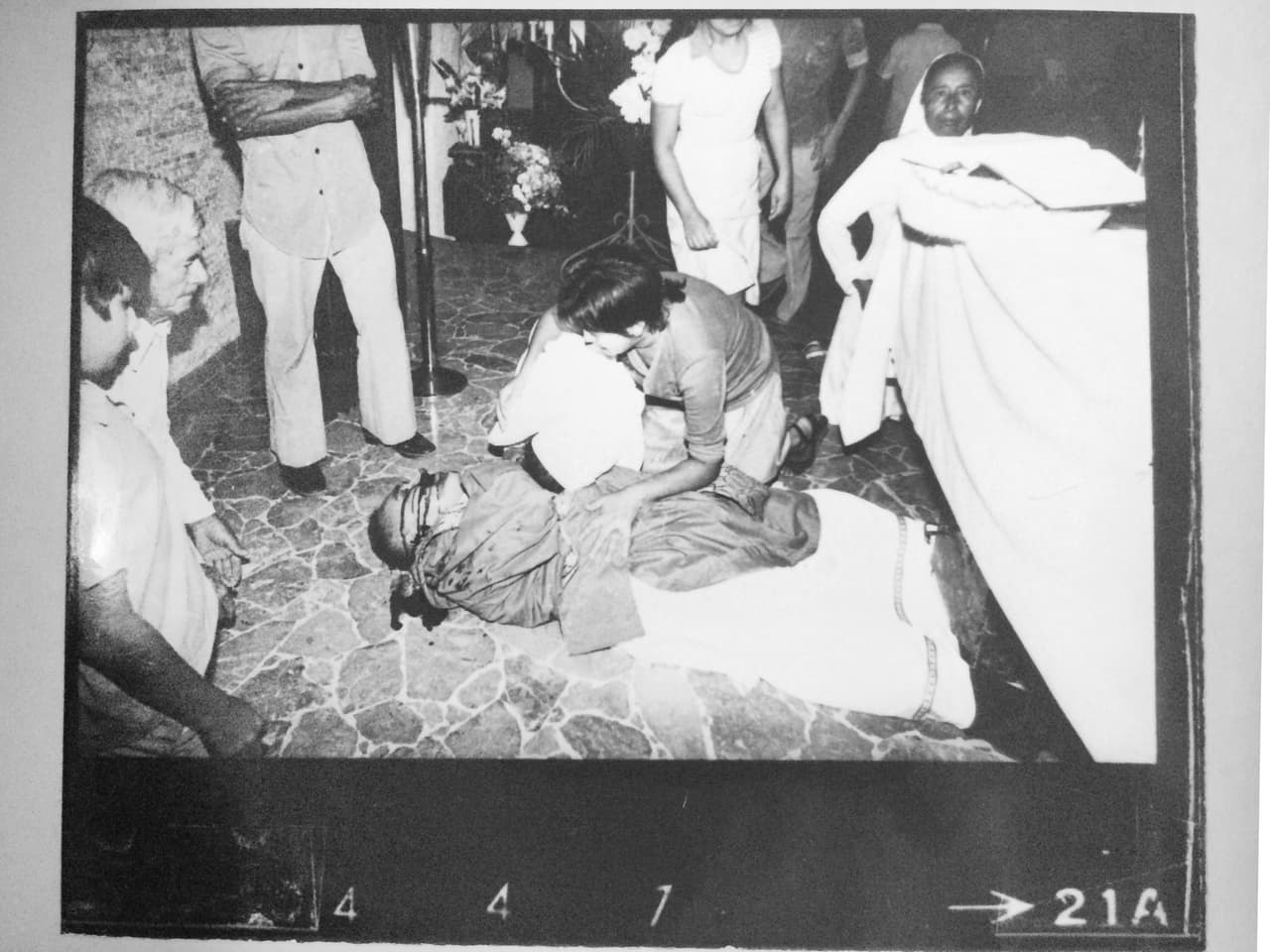 Romero estaba oficiando una misa en una capilla de un hospital de San Salvador cuando fue alcanzado por los disparos. Hasta ahora, la justicia salvadoreña no ha condenado a ningún responsable del asesinato.