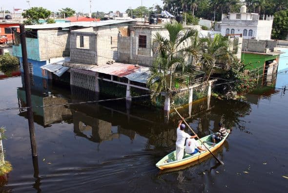 En 2007, Tabasco vivió junto a Chiapas crecidas históricas en los niveles de sus ríos como consecuencia de las lluvias. Las calles de la ciudad de Villahermosa estuvieron completamente inundadas durante por lo menos dos meses. Los ríos Usumacinta y Grijalva colapsaron sobre el territorio; se consideró que un 70 por ciento del territorio estaba bajo el agua.