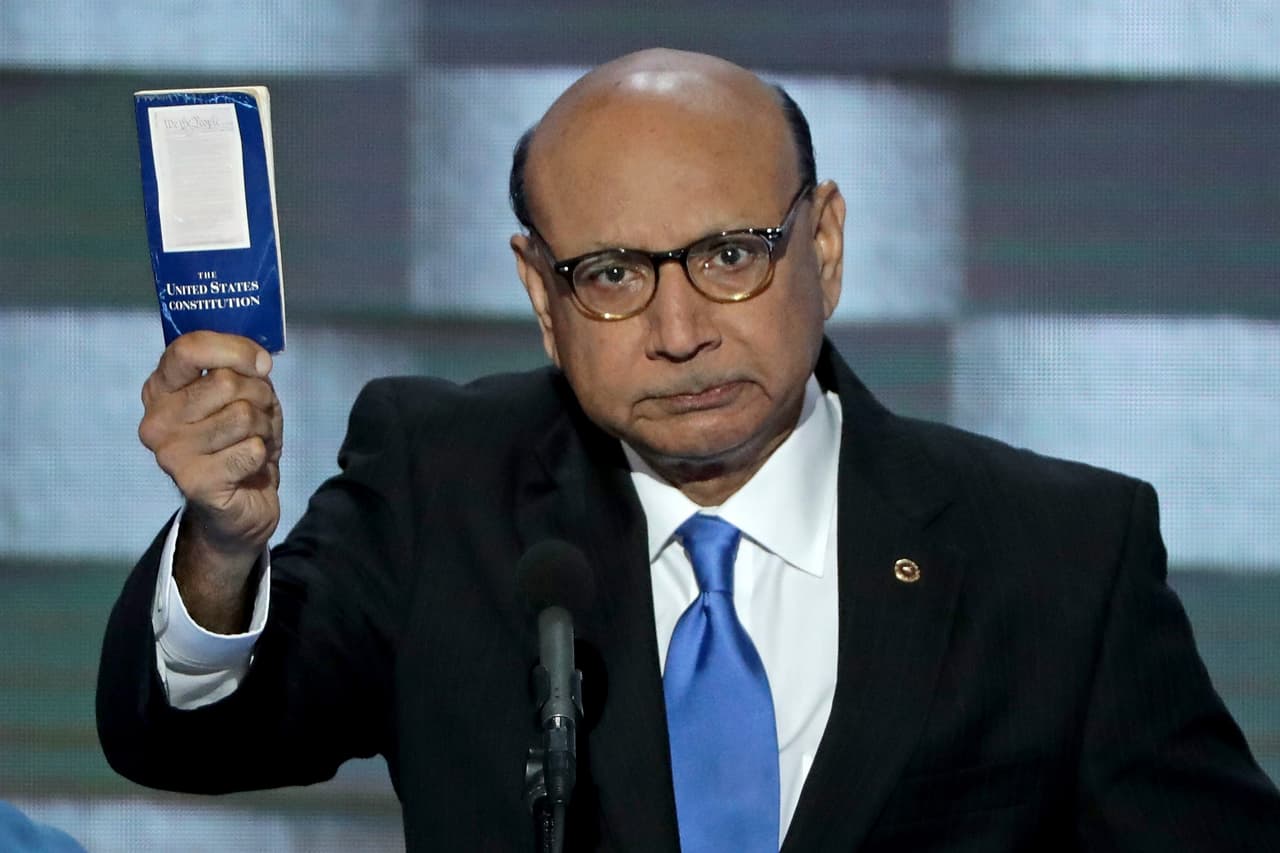 Khizr Khan, padre del soldado musulmán estadounidense fallecido en Irak sostiene la Constitución de EEUU en la Convención Nacional Demócrata de Filadelfia.