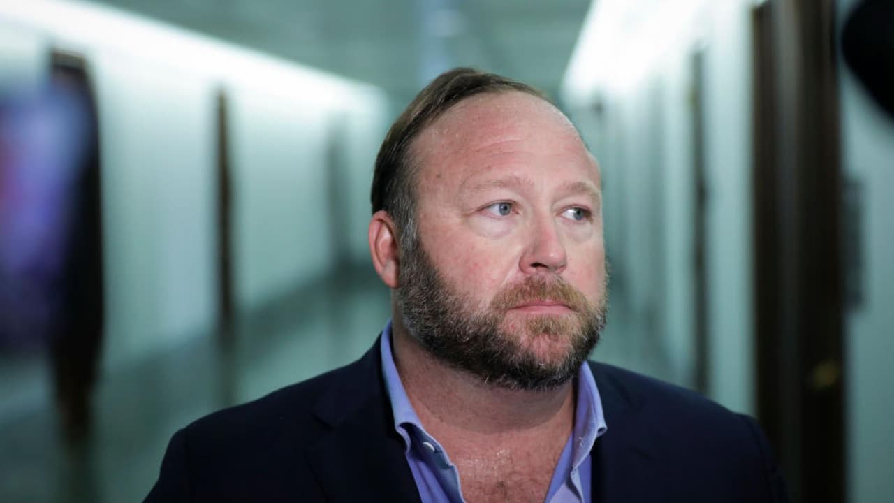 Ordenan a Alex Jones pagar una indemnización de $4.1 millones por mentir sobre la masacre en Sandy Hook