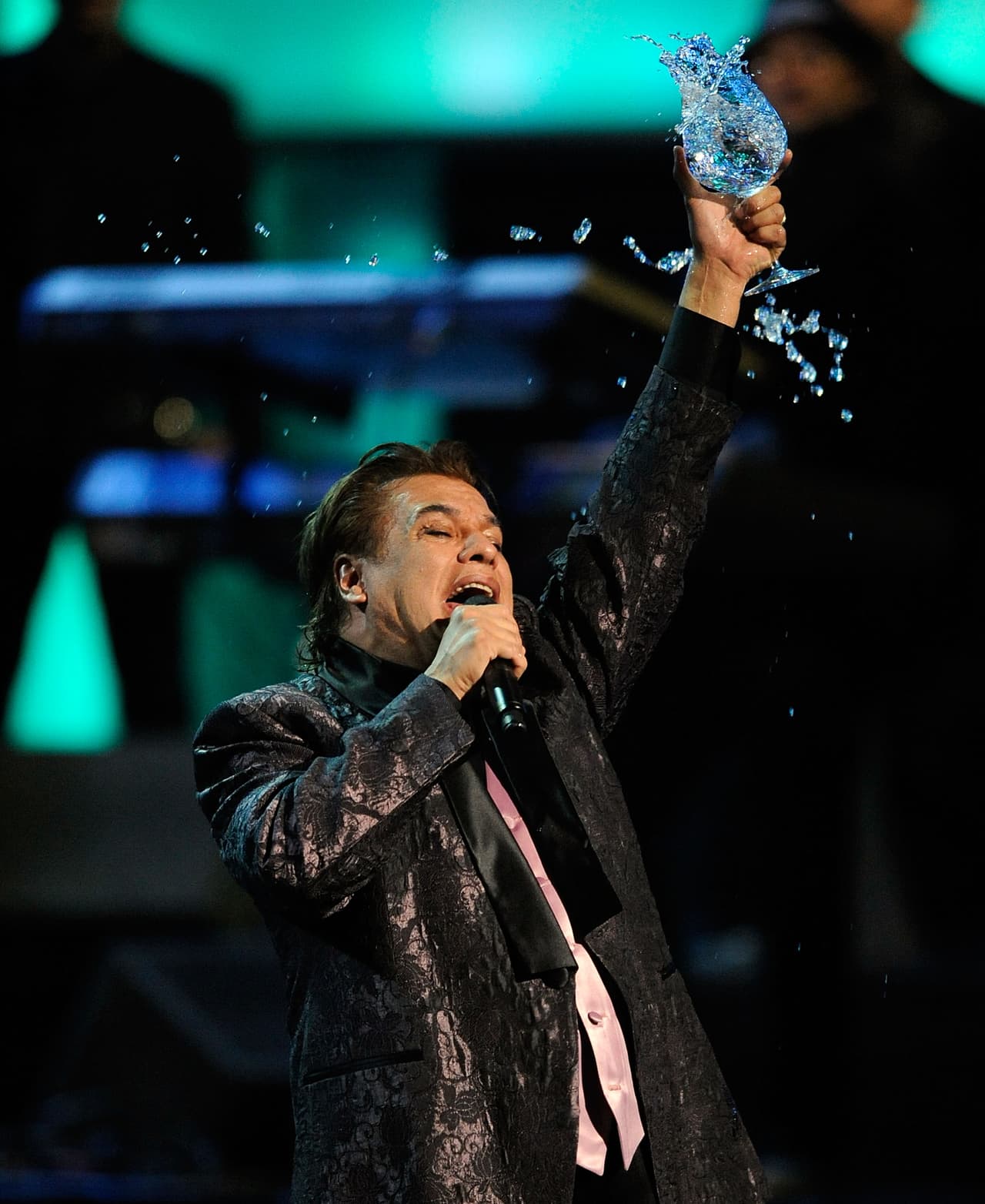 "Un día estaba en el campo y me encontré con el eterno, me dijo que el no cante y baile se va a ir al infierno, pero nosotros no, porque esta noche la hemos estado pasando a todo dar, cierto o no Las Vegas".