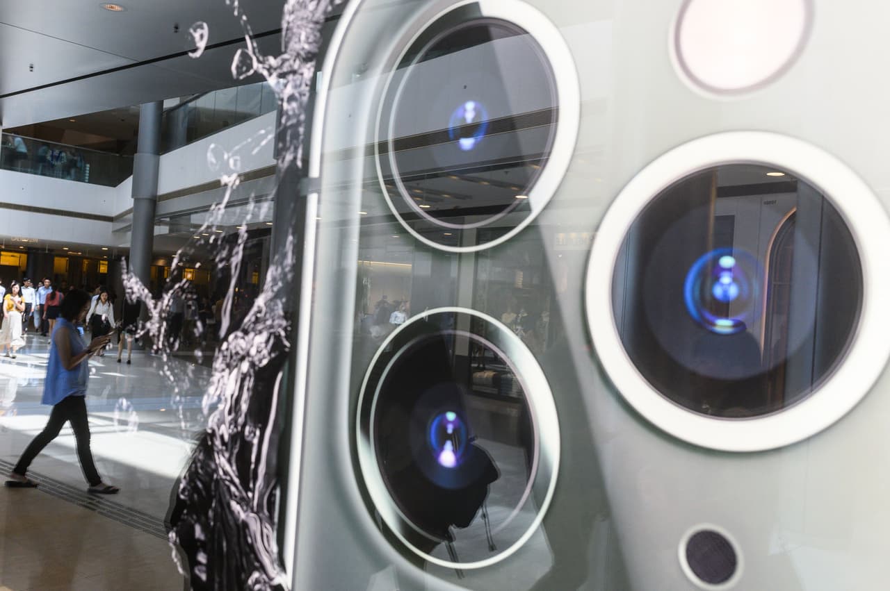 <b>Puesto 1. Apple </b>
<br>
<br>Valor de la marca en 2021: 263,400 millones de dólares.
<br>
<br>Cambio en el valor de la marca de 2020 a 2021: +87.4% (+122,900 millones de dólares).
<br>
<br>Sector: tecnología.
<br>
<br>País: Estados Unidos.
<br>
<br>Los ingresos de Apple batieron récords en 2020, ya que las personas compraron más iPads y computadoras Mac para trabajar desde casa. 
<br>
<br>El precio de las acciones de Apple cayó en marzo de 2020, pero se recuperó rápidamente. En 2020 la compañía vendió más teléfonos celulares que cualquiera de sus competidores, por primera vez desde 2016.