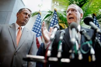 El Presidente del Congreso, el republicano John Boehner (izq.) junto al líder de la mayoría republicana del Senado, Mitch McConnell.