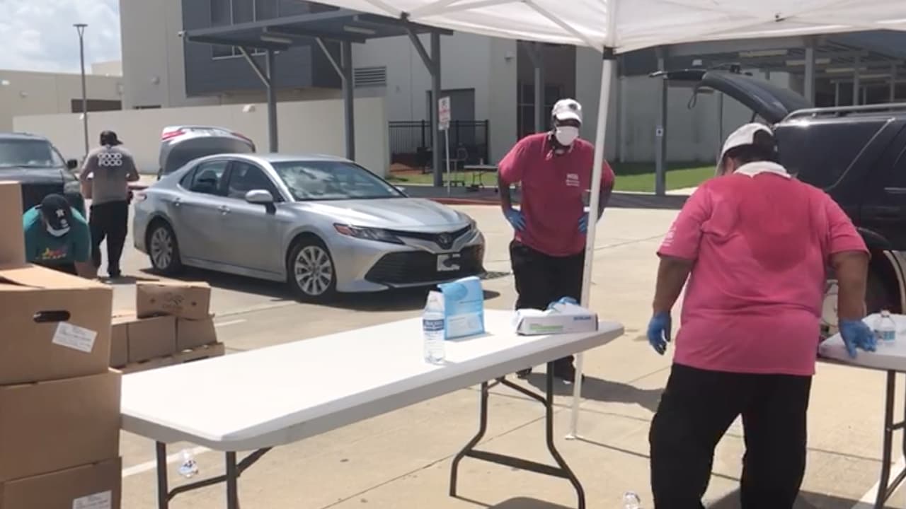 Escuela Secundaria Reverse, 10502 Briar Forest Dr., de lunes y jueves de 12:00 a 3:00 pm.