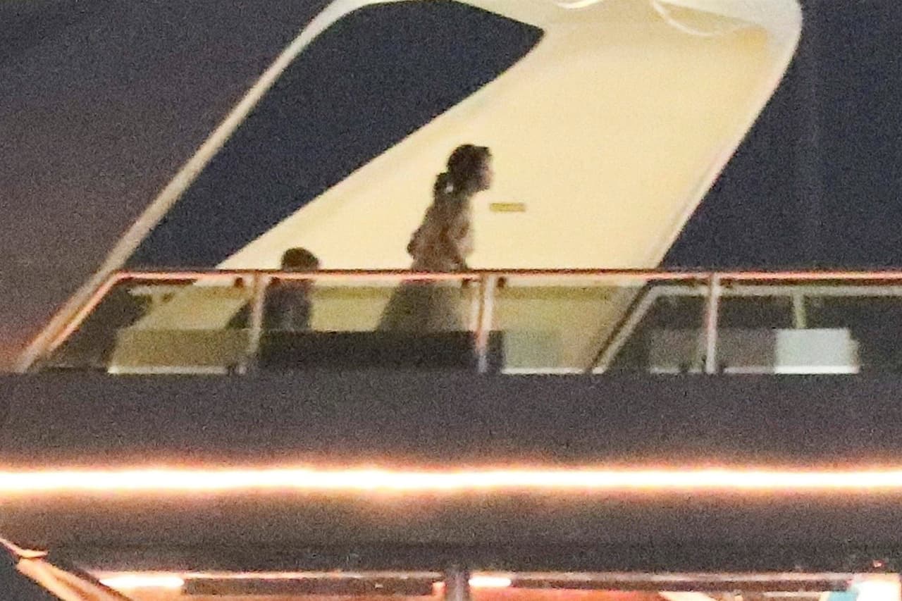 Los rumores aumentaron dos días después, cuando fueron captados saliendo por separado de la misma cabaña en Nueva York, de acuerdo con la revista 
<b><a href="https://people.com/music/selena-gomez-not-dating-caleb-stevens/" target="_blank">People</a></b>.