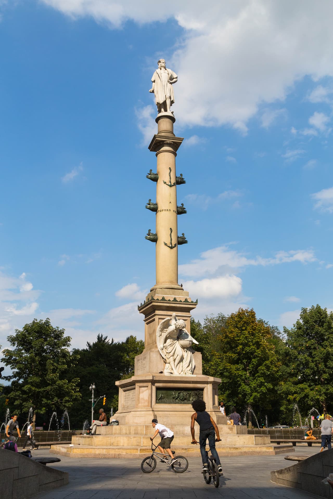 Las renovaciones al Columbus Circle terminadas en 2005 incluyeron nuevas fuentes de agua, bancos de madera y las plantas que rodean el monumento.