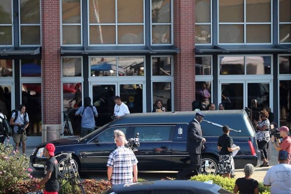 Ante la fuerte afluencia, las autoridades debieron habilitar una sala con capacidad adicional de 2.500 plazas no lejos de la iglesia bautista Friendly Temple Missionary.