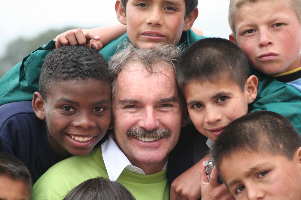 Rescató a más de 95,000 niños de alcantarillas y basureros y ahora sabe que su labor se incrementará debido a la pandemia