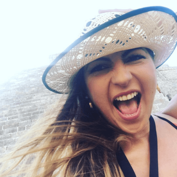 Un mes después de casarse, la cantante Mariana Ochoa fue captada por la revista TVNotas mientras se besaba con otro hombre que no era su entonces esposo, Christian Eskenazi. Así que a la exintegrante de OV7 no le quedó de otra mas que admitir públicamente su desliz.