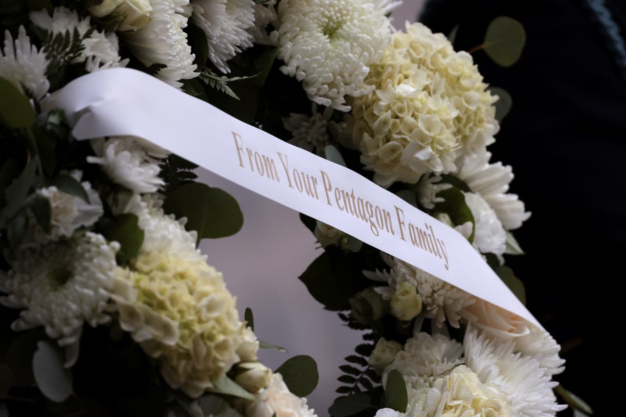 En Arlington también las flores fueron conducto para recordar a las víctimas de los ataques.