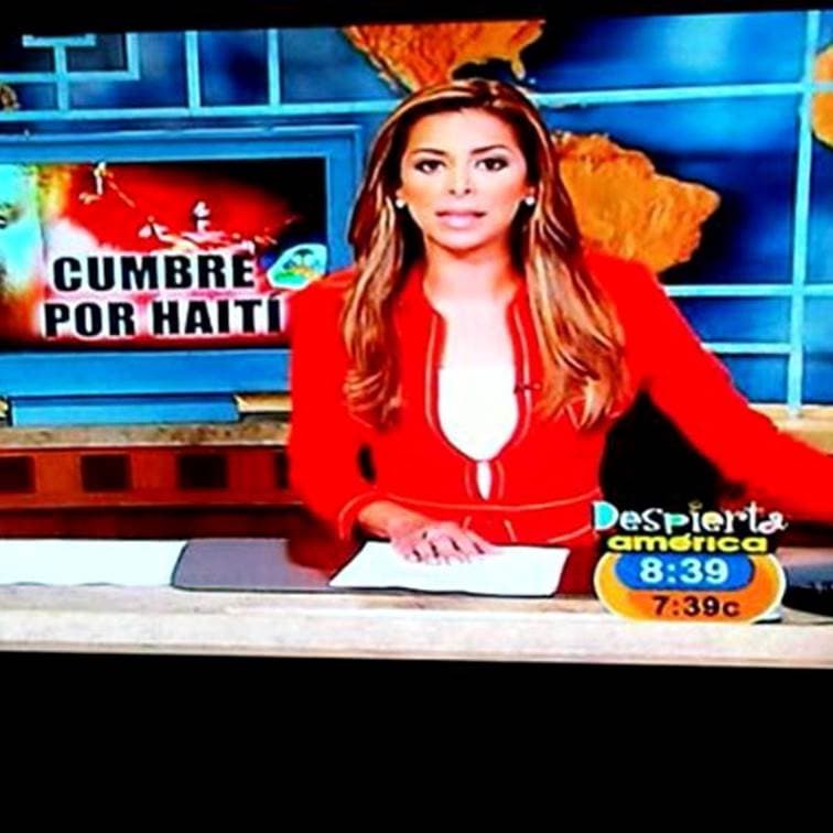Aquí presentando las noticias en Despierta America en el 2008