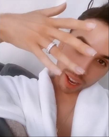 Hasta el momento, no se sabe el costo exacto del anillo, pero en el video, Kylie dice que fue adquirido en una exclusiva joyería de Beverly Hills.