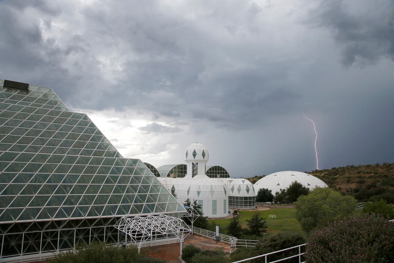 Esta es la Biosphere 2, un enorme centro de estudios ambientales que cuenta con océanos, manglares, desiertos, bosques, cultivos agrícolas y un hábitat humano. Todo bajo un mismo techo. Funcionarios de la Universidad de Arizona consideran que casi tres décadas después de ese experimento estilo New Age en el desierto de Arizona, el invernadero cubierto de vidrio prospera como un sitio singular para investigadores de todo el mundo que estudian todo, desde los efectos de la acidificación del océano en los corales hasta las formas de garantizar la seguridad alimentaria.