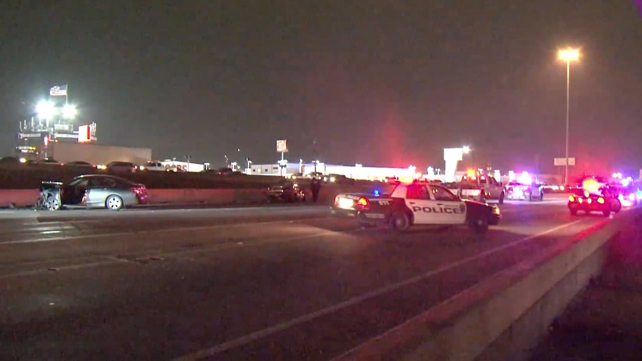 El accidente ocurrió alrededor de las 5:15 am de este martes y causó daños a tres vehículos.