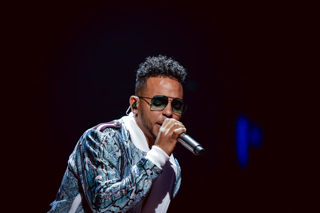 Ozuna fue el gran triunfador de Premio Lo Nuestro 2019. El artista de música urbana se llevó los siguientes galardones:
<br>- Canción pop/rock del año, colaboración pop/rock del año, sencillo del año, colaboración del año y canción del año por el tema'Me Niego', de Reik y en el que colaboró también Wisin. Reik, autores del éxito, recibieron también estos premios.
<br>- Artista masculino del año
<br>- Colaboración 'crossover' del año. Premio compartido con Selena Gómez, Cardi B y Dj Snake, quien es autor del tema 'Taki' (por el que le concedieron este galardon).
<br>- Tour del año: 'Aura Tour'.
<br>El cantante también se alzó con el premio de remix del año por su colaboración en 'Te boté REMIX'. El galardón fue compartido con Bad Bunny, Casper Mágico, Nío García, Nicky Jam y Darrell.