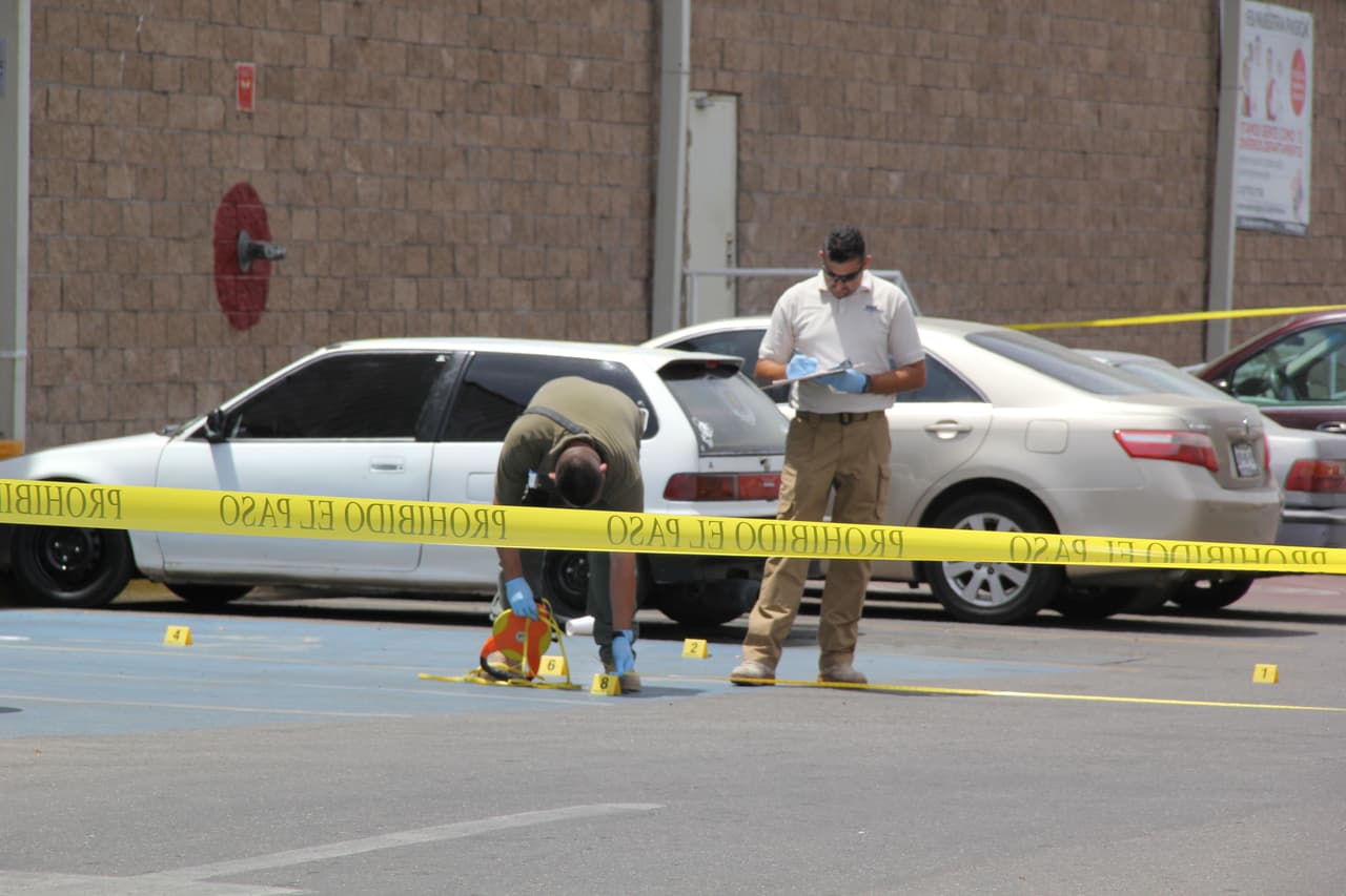 Investigadores policiales trabajan en la escena del crimen donde el periodista Maximino Rodriguez Palacios fue asesinado con una arma de fuego en La Paz, en el estado de Bajo California, el 14 de abril de 2017. Fue el cuarto profesional de la información muerto en un mes.