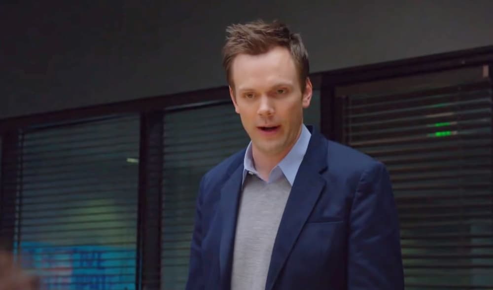 <b>Joel McHale- Jeff Winger </b>
<br>Jeff era un exitoso abogado hasta que se descubrió que su título era falso. Se inscribió en Greendale Community College para obtener el grado académico requerido y continuar su carrera. Cuatro años después, se graduó y se convirtió en un profesor de la universidad.
<br>