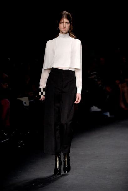 El ´black & white´ no solo estuvo presente en vestidos, también en outfits un cuanto masculinos elegantes y sofisticados.