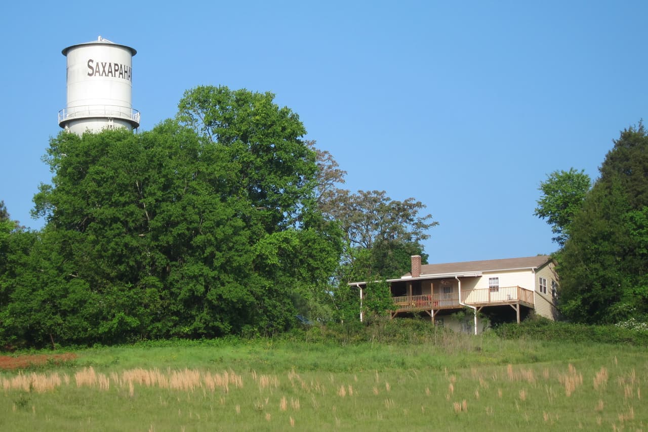 La idílica Saxapahaw, en Carolina del Norte
<a href="https://www.flickr.com/photos/eekim/7098729765/in/photolist-bPhR3v-bPhR68-bPhRED-bAocSC-bAocud-bPhRCM-bAoczA-bAocY3-bAocth-bAocQj-bAocys-bAocM7-bPhRvc-bAocMU-bPhRz8-bAocG1-bAocx5-bPhRdK-bPhRit-bPhRqK-bAocRW-bAocGJ-bPhRpV-bAocHU-bPhRBk-bAocDd-bPhRE4-bPhRrr-bAocHm-bAocWs-bAocC1-bPhRAr-bAod2f-bAocqy-bPhR7v-bAocrG-bAocwf-bAocNU-6b97ii-cXJi9N-cXJhVQ-cXJhCs-7aXEjD-cXJhPE-cXJi1s-cXJifj-6b97XV-6bdktJ-6bdhaG-6bdjHS" target="_blank">(Eugene Kim/Flickr).</a>