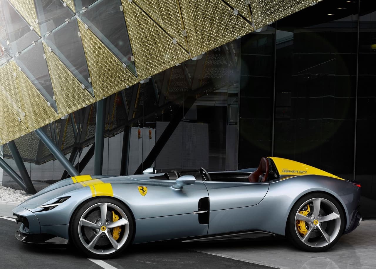 También monta un juego de rines de 21 pulgadas, aunque al frente viste neumáticos 275/30, mientras que atrás lleva neumáticos 315/30.