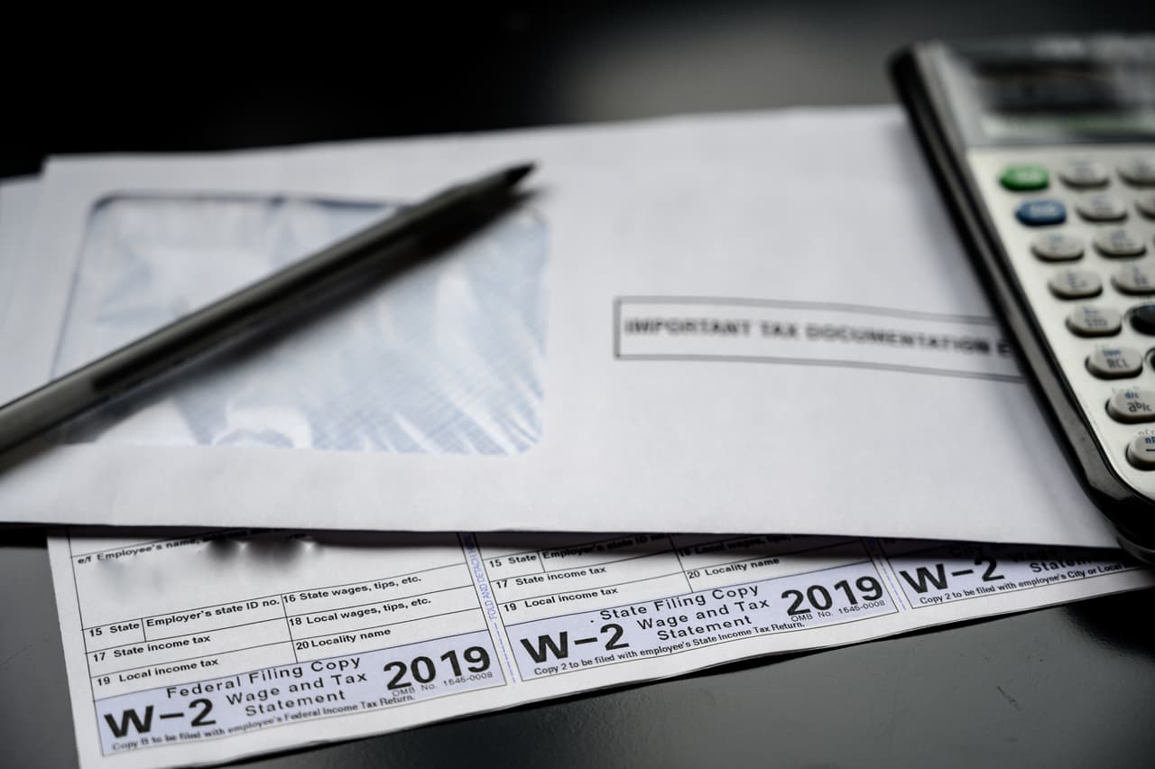 <b>Ten a la mano tus documentos y recibos pertinentes | </b>Tenerlos puede ayudarte a detectar a un buen preparador, pues el IRS dice que estos usualmente piden ver estos documentos. "También hacen preguntas para determinar el ingreso total del cliente, deducciones, créditos tributarios y otros puntos. No contrates a un preparador que envía una declaración de forma electrónica usando un talonario del trabajo en lugar del formulario W-2. Esto va en contra de las reglas", dice el IRS.