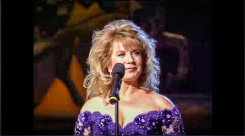 Antes de que la séptima edición de Premio Lo Nuestro terminara, Vikki Carr dijo unas palabras a modo de homenaje para Selena. Aseguró que la reina del Tex-Mex viviría por siempre en nuestros corazones, porque "ella era el sentimiento hecho canción y el sentimiento nunca muere".