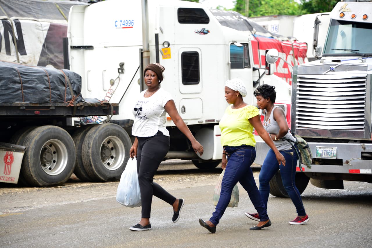 Miles de migrantes, principalmente congoleños, senegaleses, ganeses y haitianos se quedaron varados en Peñas Blancas, en la frontera entre Costa Rica y Nicaragua. Cada uno trata de avanzar en su intento de alcanzar EEUU como puede.