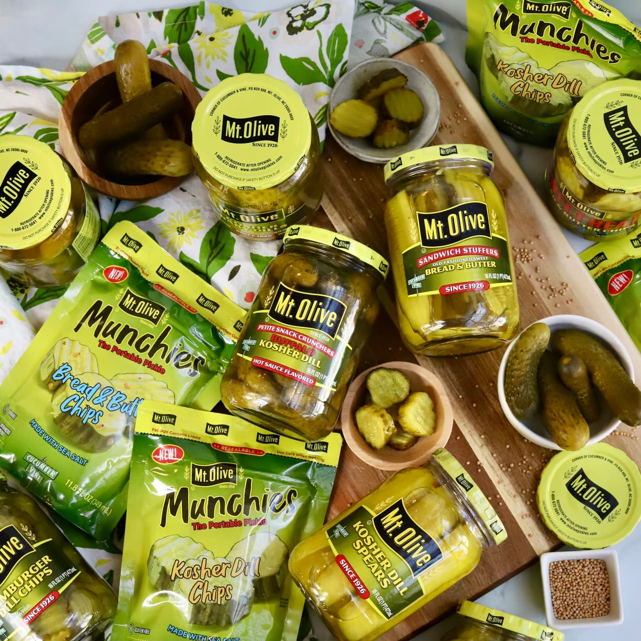 <b><a href="https://www.mtolivepickles.com/">Pepinillos Mt. Olive</a></b>. El inmigrante libanés Shikrey Baddour
<b><a href="https://www.mtolivepickles.com/about-us/our-history/">fundó la empresa en 1926 después de comprar pepinos excedentes y prepararlos</a></b>. Hoy, Mount Olive Pickle Company es la marca de pepinillos más grande del país y aproximadamente un tercio de sus pepinos provienen de agricultores independientes de Carolina del Norte.