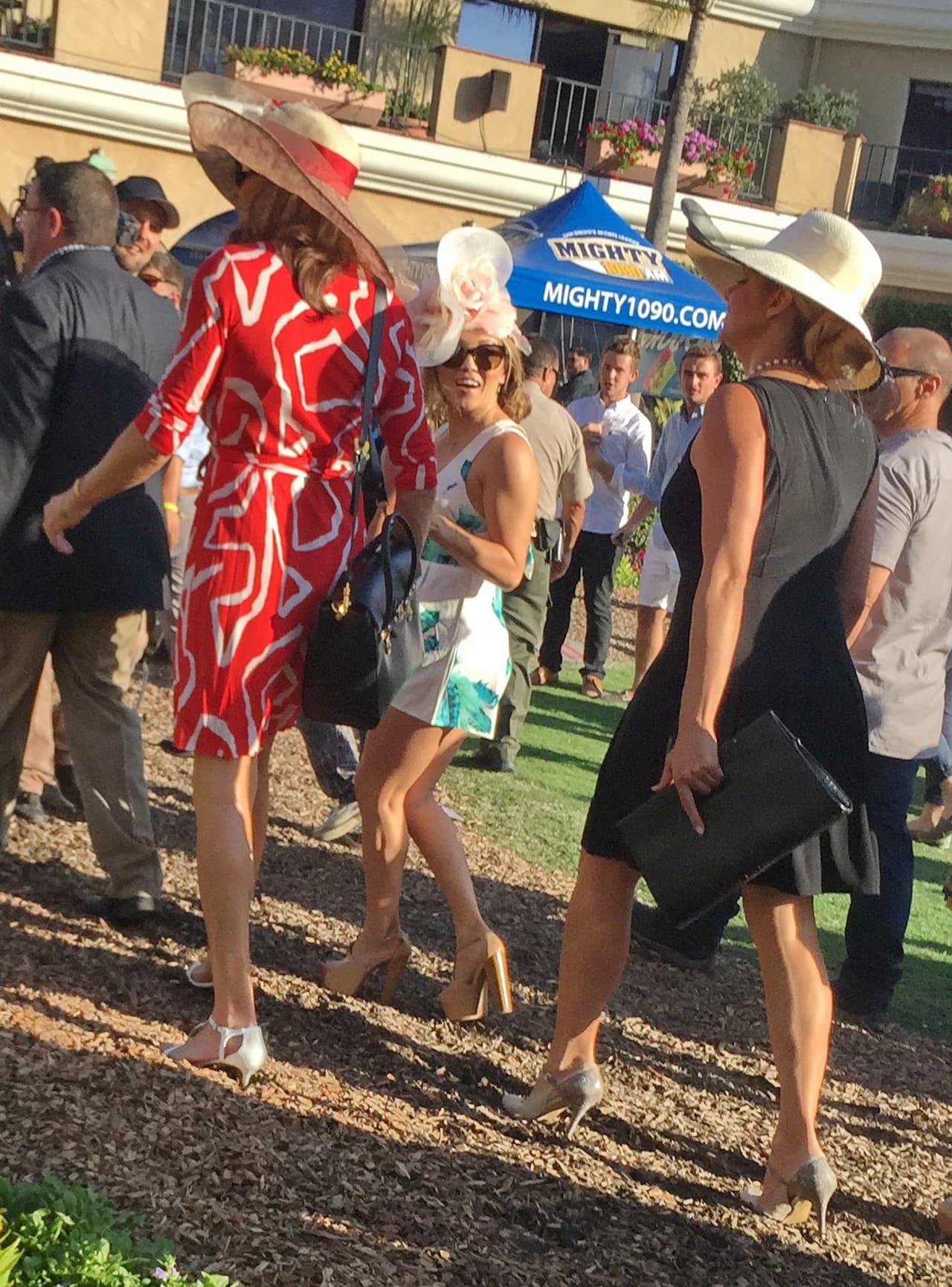 El evento se realizó en un terreno poco favorable para las mujeres en tacones.