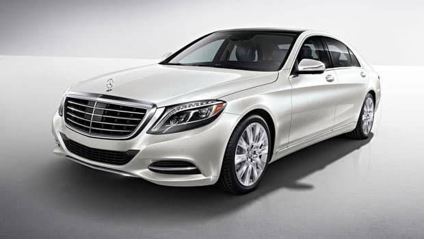 Si bien se desconoce cuánto pagó Sofía Vergara por el S550, el precio de este auto se estima en unos 100,000 dólares. Es una pequeña limosina con un motor de 4.6 litros, y 450 caballos de fuerza transmitidos por una caja de cambios automática de siete marchas.