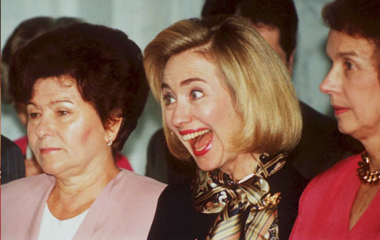 Este es uno de sus gestos más característicos sobre el que muchos suelen bromear: una enorme sonrisa entre la alegría y la sorpresa.