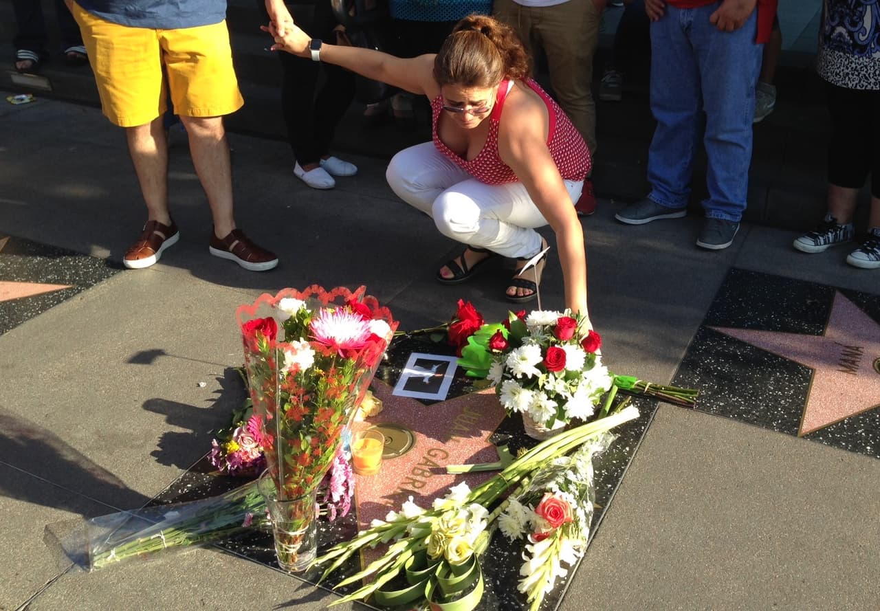 Música, flores y lágrimas, así recordaron a Juan Gabriel sus fanáticos en el Paseo de la Fama de Hollywood