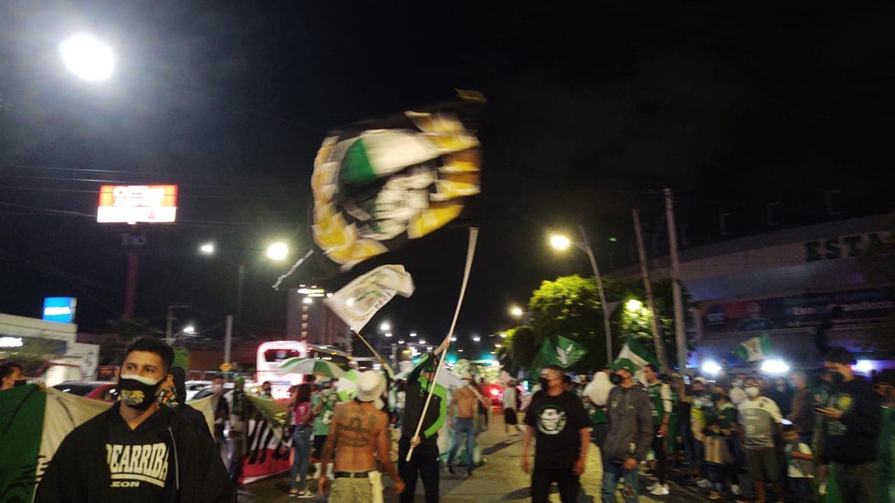 Así se vive la previa de la Semifinal de vuelta León vs Chivas | Los aficionados del conjunto esmeralda dejaron de lado los protocolos sanitarios para apoyar en el Estadio de León.