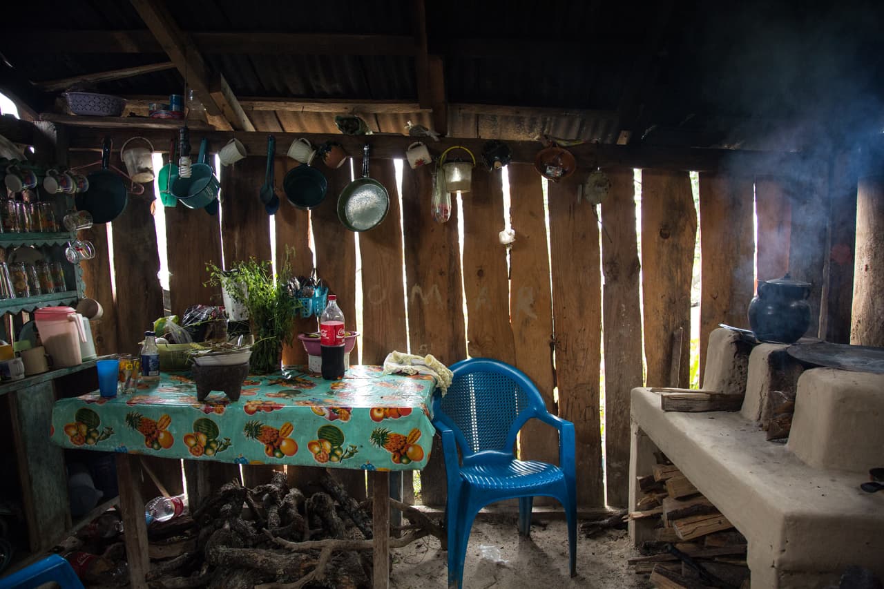 Mientras más se asciende en la Sierra mexicana, mayor pobreza se encuentra. Así luce la casa de una familia campesina de Guerrero, dedicada a producir amapola.