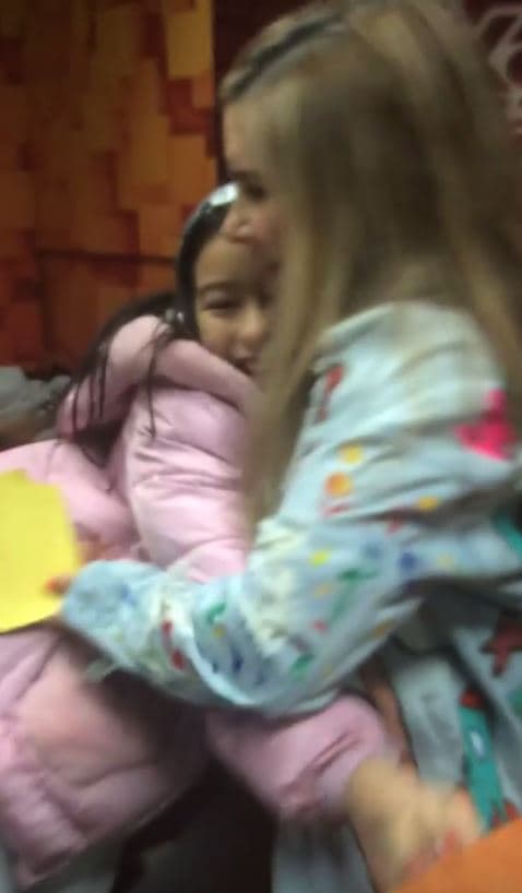 De pronto durante la emisión 
<b>la hija de Karla Luna </b>sorprendió con un detalle de cumpleaños a 
<b>Panini:</b> una tarjeta de felicitación hecha con sus propias manos.