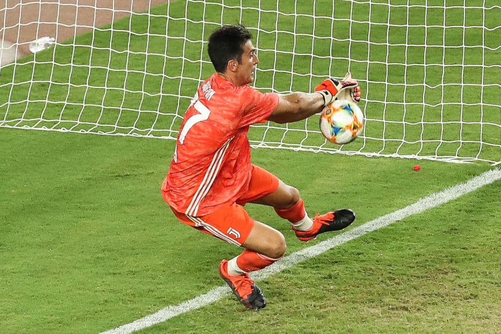 Buffon regresó a la Vecchia Signora con el número 77, rechazando el número uno y la banda de capitanía. Eligió ese número porque representa un poco de su historia con el Parma.