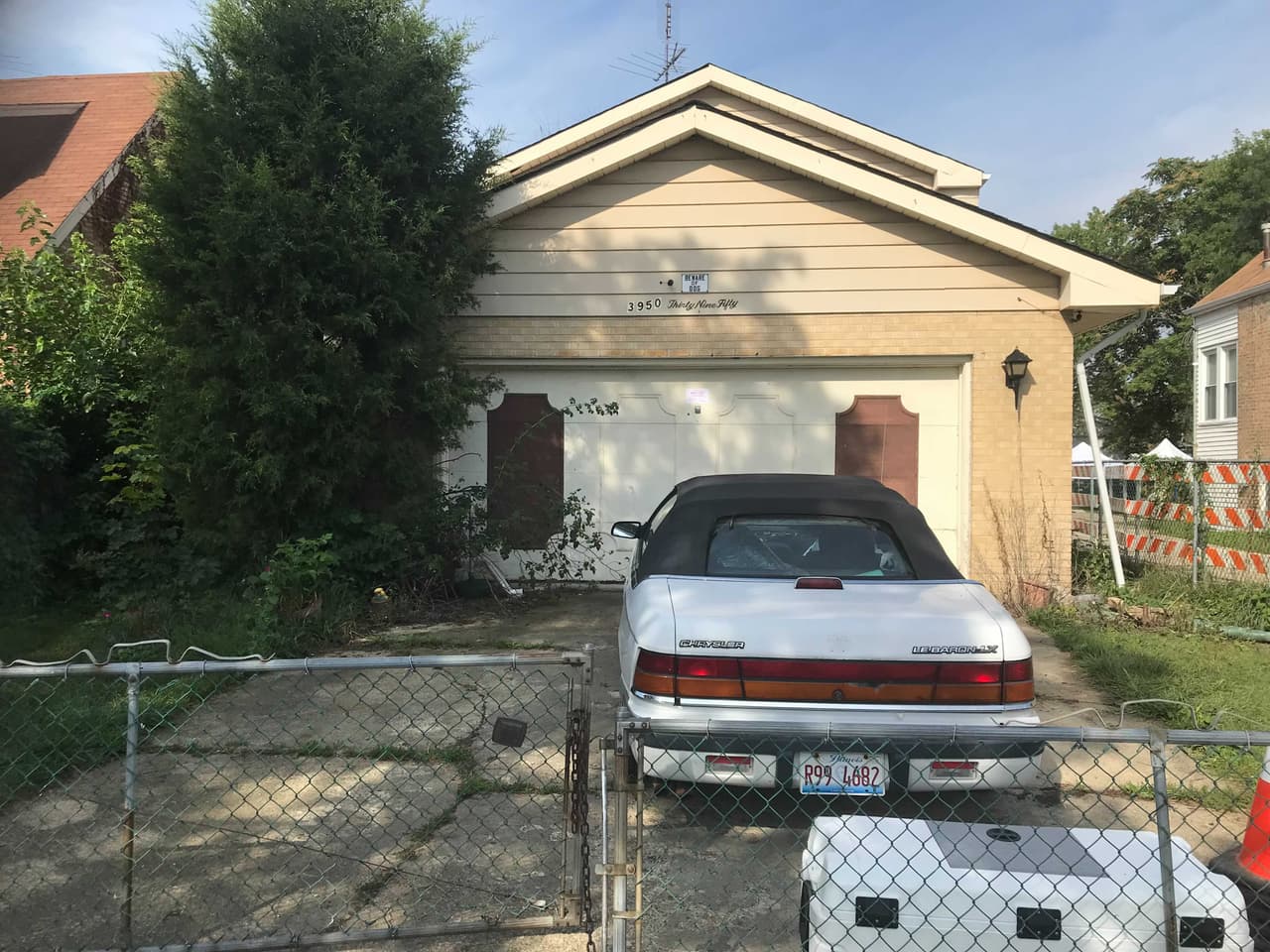 Dos
<a href="https://www.univision.com/local/chicago-wgbo/dos-hombres-aseguran-haber-enterrado-a-su-madre-y-una-hermana-en-el-patio-de-su-vivienda-que-se-sabe-del-caso-video">hermanos del suburbio de Lyons</a>, al suroeste de
<a href="https://www.univision.com/temas/chicago">Chicago</a>,
<a href="https://www.univision.com/local/chicago-wgbo/hermanos-de-lyon-suburbio-de-illinois-confiesan-haber-enterrado-a-su-familia-en-el-patio"><b>confesaron a las autoridades haber enterrado a su madre y hermana en el patio de su casa</b></a>, ubicada en la cuadra 3900 de Center Avenue.