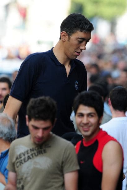 Reconoció que en el pasado su altura era un impedimento para llevar una vida normal y le costaba relacionarse con la gente, porque siempre le veían con miedo o se burlaban de él, aunque también declaró que las cosas son distintas ahora que posee un récord Guinness.