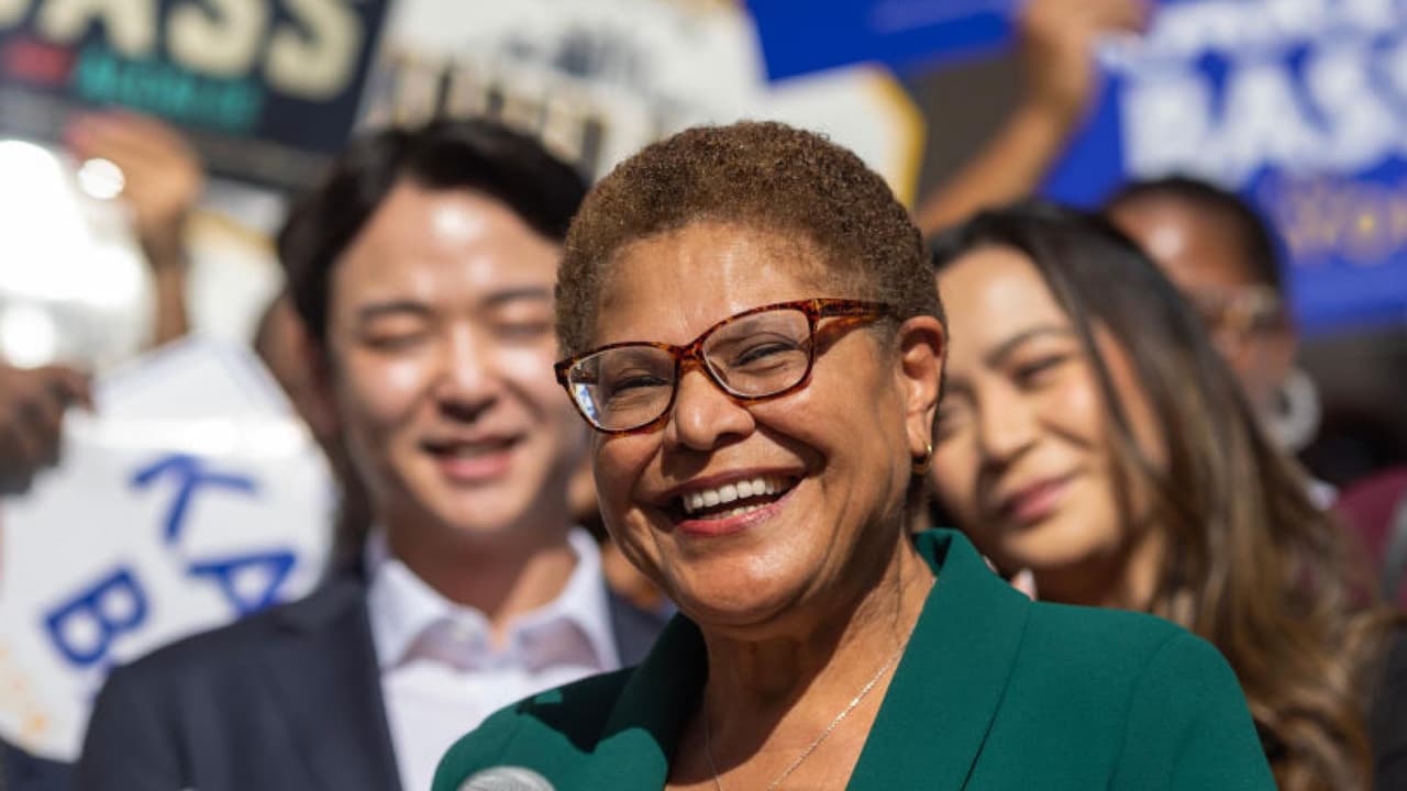 Karen Bass da su primer discurso como alcaldesa electa de Los Ángeles y dice cuáles serán sus prioridades
