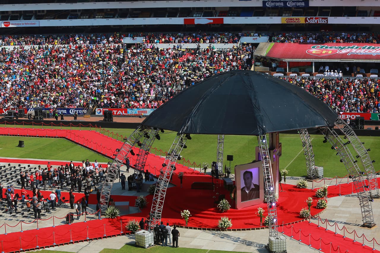 ‘Chespirito’ fue despedido en el estadio Azteca ante 40,000 personas con mariachis, palomas blancas e innumerables aplausos de múltiples generaciones que crecieron con las historias del 'Chavo' y otros personajes del comediante.