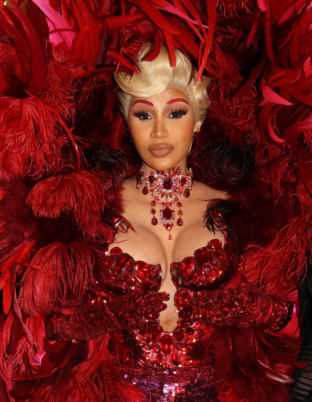 Por ejemplo, contrastó con el glamoroso atuendo rojo de plumas y lentejuelas que usó el pasado 29 de septiembre.
<br>